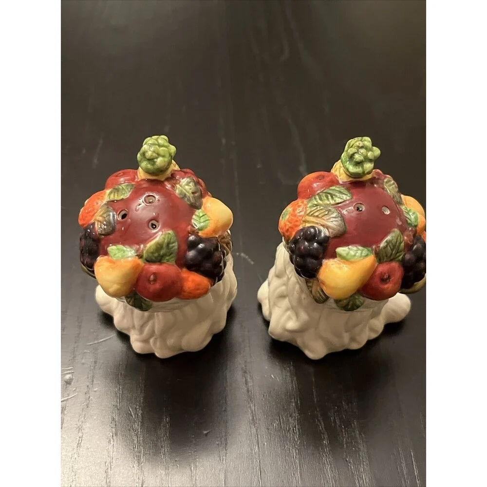 Vintage Christmas‎ Santa Faces  Salt and Pepper Shaker Set Fruit Hats K&B